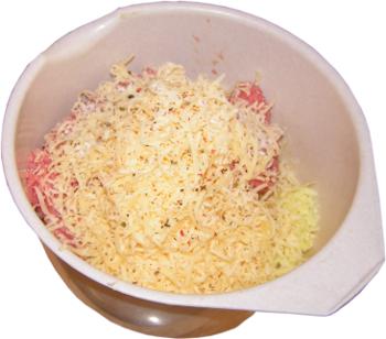 ser d�ugodojrzewaj�cy stary ol�der, mi�so mielone z indyka, ry� risotto ugotowany na parze w bulionie, plastikowa miska kuchenna
