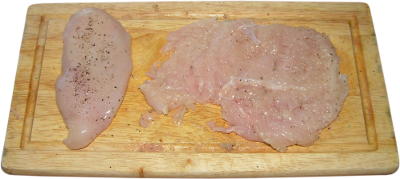 piersi z kurczaka, rozklepana pier� z kurczaka, kotlet z piersi kurczaka, drewniana deska do krojenia