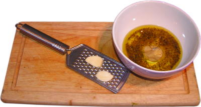 oliwa z oliwek, suszone oregano, woda, musztarda sarepska, z�bki czosnku, tarka do parmezanu, drewniana deska do krojenia