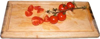 pomidory koktajlowe, pomidory koktailowe, drewniana deska do krojenia