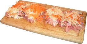 udka z kurczaka, marchew tarta, seler tarty, drewniana deska do krojenia