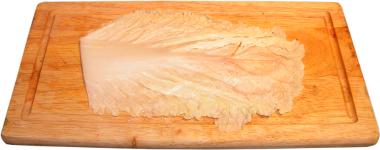 ukotowany lic kapusty pekiskiej, drewniana deska do krojenia