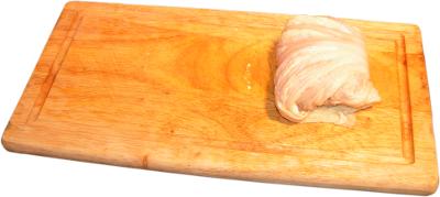 goabek z kapusty pekiskiej z farszem z misa mielonego i ryu, drtewniana deska do krojenia