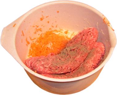 starta marchewka, starty seler, starta pietruszka, mi�so mielone wieprzowo-wo�owe, s�l, pieprz, plastikowa miseczka