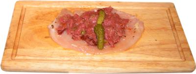 pier� z kurczaka, farsz z mi�sa wo�owego pomidor�w suszonych i kapar�w, korniszony w chili