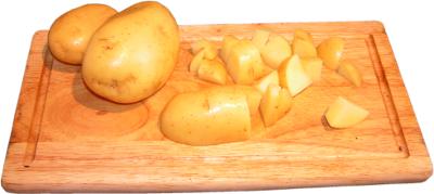 ziemniaki, drewniana deska do krojenia, ziemniaki pokrojone w kostk