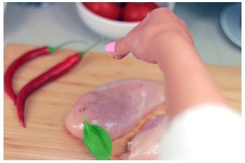 pier� z kurczaka, marynowanie i przyprawianie, d�o�, r�ka, ostra papryczka chili, drewniana deska do krojenia