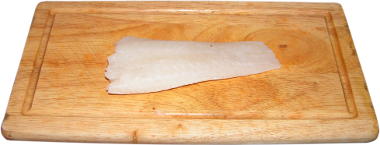 dilet z dorsza atlantyckiego, kuchenna drewniana deska do krojenia