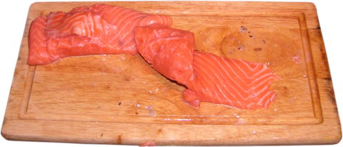 filet z �ososia norweskiego bez sk�ry, drewniana deska do krojenia