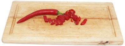 papryka chili, ostra czerwona papryczka, drewniana deska do krojenia