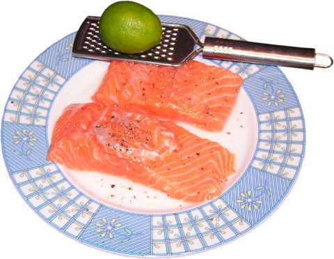 filet z �ososia norweskiego, limonka, limetka, tarka do parmezanu, talerz z niebieskim wyko�czeniem