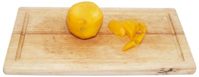 obrane mango ze skrki, drewniana deska do krojenia