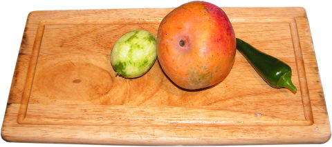 limonka, limetka, mango, zielona papryczka chili, drewniana deska do krojenia