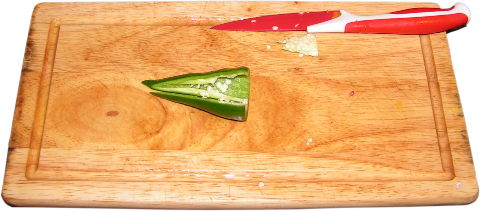 zielona papryczka chili, drewniana deska do krojenia, ostry n