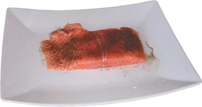�oso� norweski, filet z �ososia norweskiego obtoczony w pieprzu, bia�y kwadratowy talerz z ikei
