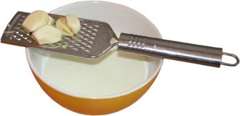 czosnek, z�bki czosnku, tarka do parmezanu, jogurt naturalny, miseczka z�ta