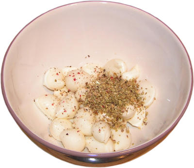 mozzarella mini, oregno suszone, porcelanowa miseczka