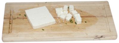 ser feta, orginal feta, drewniana deska do krojenia