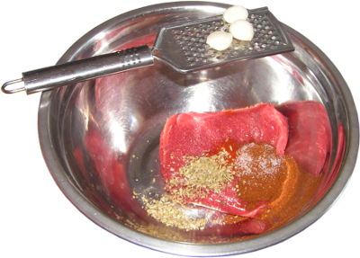 mi�so wo�owe mielone, tatar wo�owy, papryka s�odka, papryka ostra, s�l, oregano suszone, czosnek, tarka do parmezanu, misa