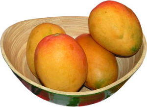 owoce mango w bambusowej miseczce